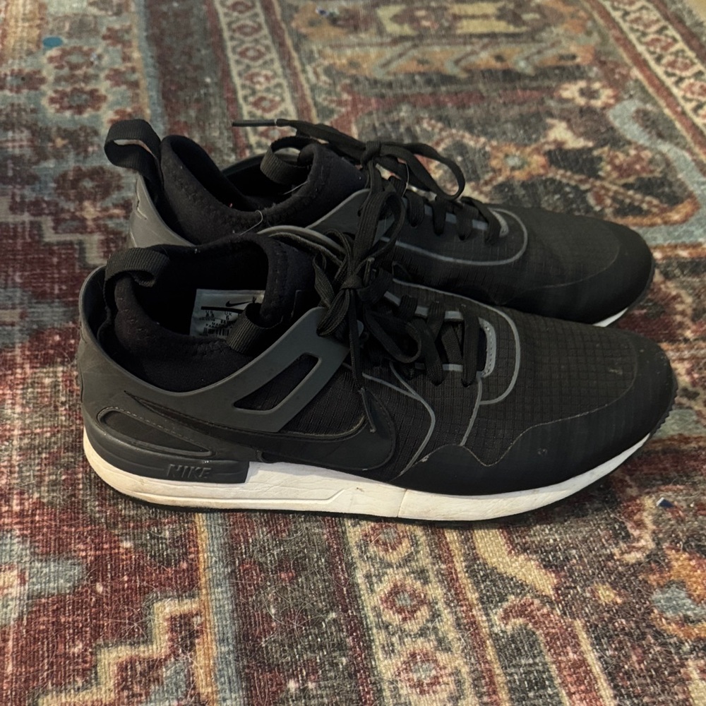 Nike women’s Black and White Sneakers